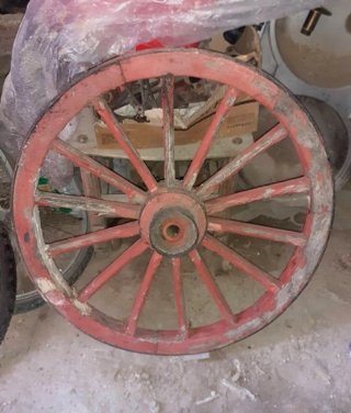 Rueda de Carro Antigua Roja