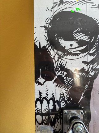 Skateboard con disegno teschio