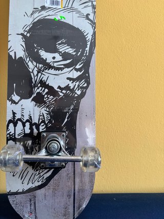 Skateboard con disegno teschio