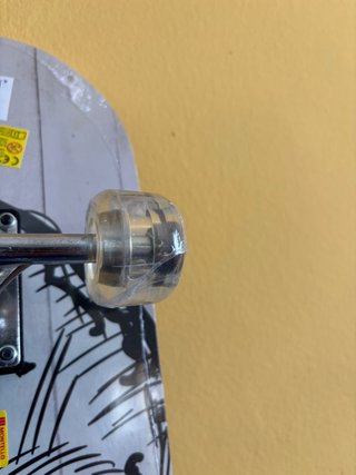 Skateboard con disegno teschio