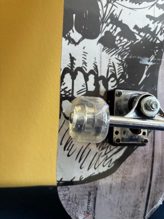 Skateboard con disegno teschio