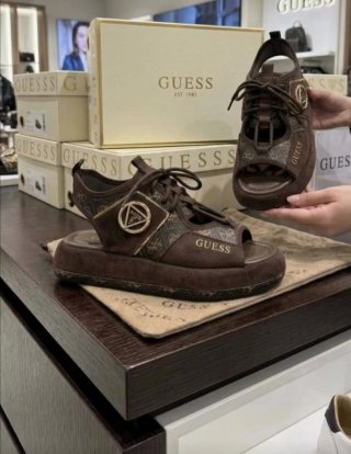 Sandalias Guess Marrones