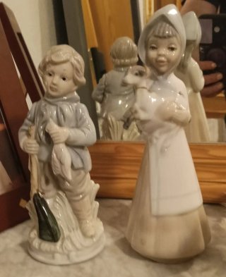 Figuras de cerámica de niño y niña