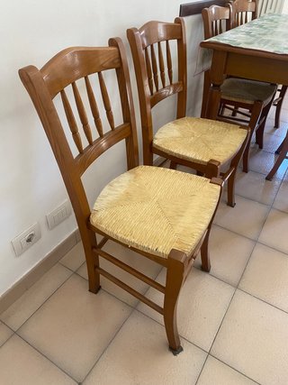 Armadio a 2 ante + tavolo e 4 sedie in vendita