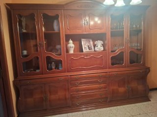 Mueble de salón de madera y cristal