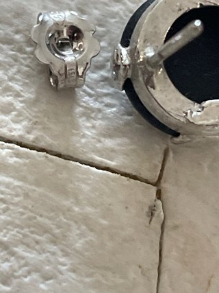 Orecchini neri con dettagli argento