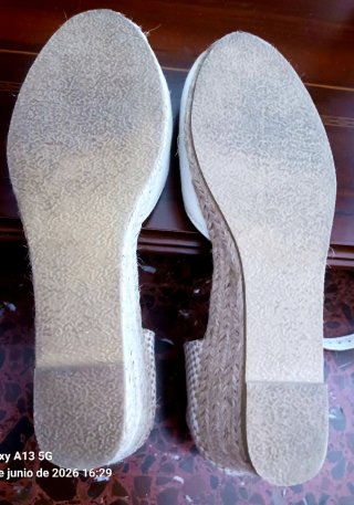 Alpargatas cuña beige y blancas