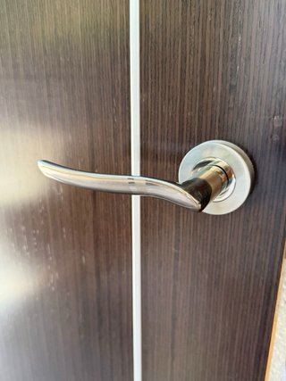 Puerta color wengue con detalle acero inox