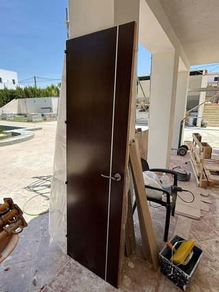 Puerta color wengue con detalle acero inox