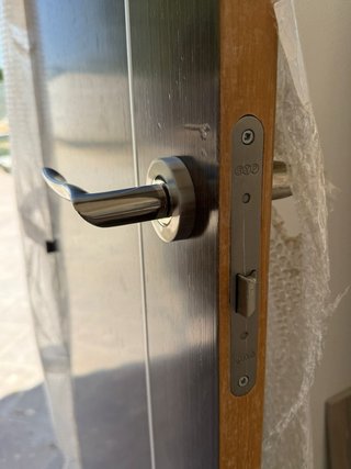 Puerta color wengue con detalle acero inox