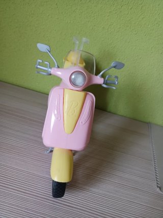 Barbie y Ken con Vespa