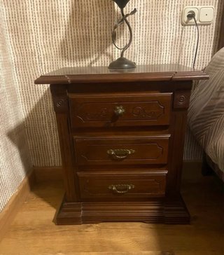 Armario de madera maciza