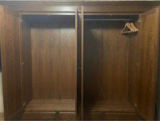 Armario de madera maciza