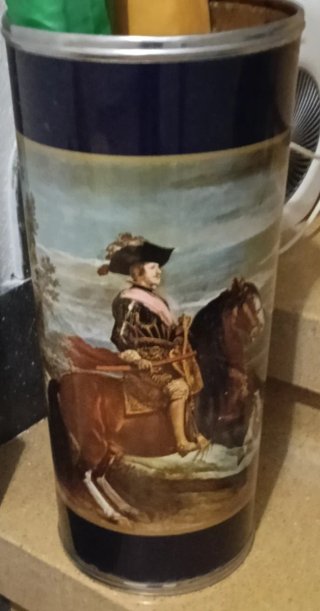 Paragüero antiguo con pintura