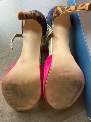 Zapatos de tacón dorados y fucsia