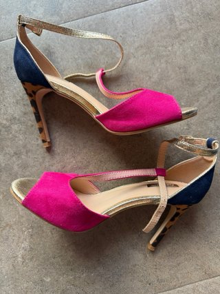 Zapatos de tacón dorados y fucsia