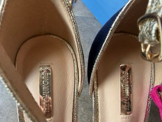 Zapatos de tacón dorados y fucsia
