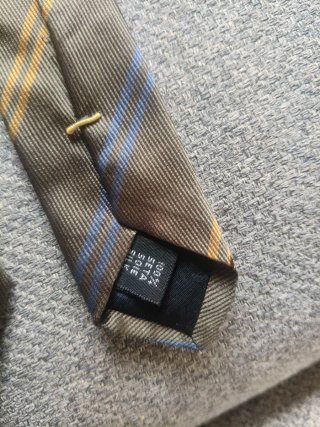 Corbata de seda verde oscuro con rayas doradas
