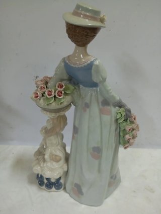 OFERTÓN Figura de porcelana mujer con flores