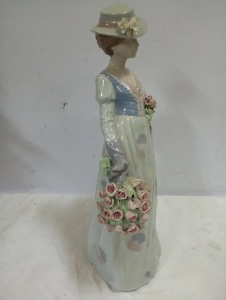 OFERTÓN Figura de porcelana mujer con flores