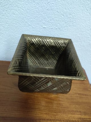 Macetero de latón con diseño a cuadros