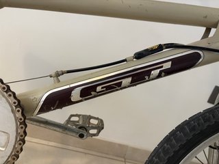 Bicicleta BMX GT retro performer