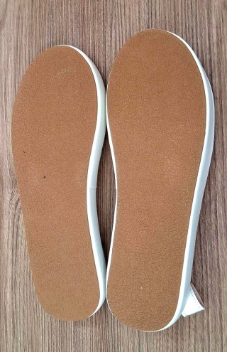 Sandalias blancas slip-on de mujer.