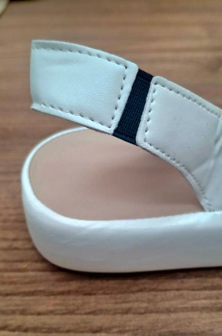 Sandalias blancas slip-on de mujer.