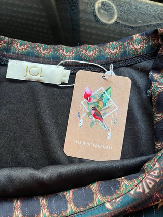 Falda larga boho multicolor, con cremallera.