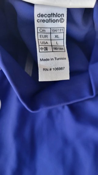 Camiseta deportiva azul protección UV