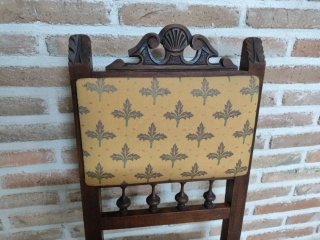Silla antigua de madera con tapizado floral
