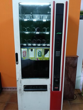 Máquina Expendedora de Bebidas y Snacks