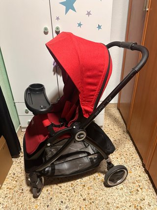 Carrito de bebé rojo marca Nurse y trona