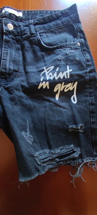 Pantalón corto vaquero negro con diseño