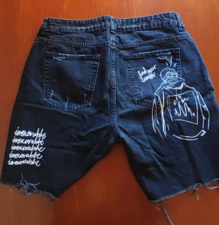 Pantalón corto vaquero negro con diseño