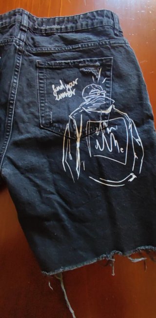 Pantalón corto vaquero negro con diseño