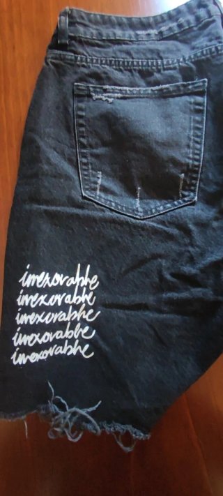 Pantalón corto vaquero negro con diseño