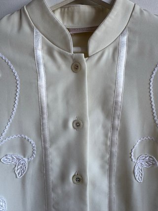 Blusa vintage beige con bordado blanco