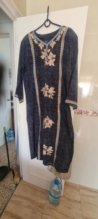 Vestido árabe rojo con bordado dorado