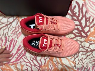 Zapatillas TYR rosas y rojas