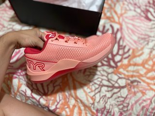 Zapatillas TYR rosas y rojas