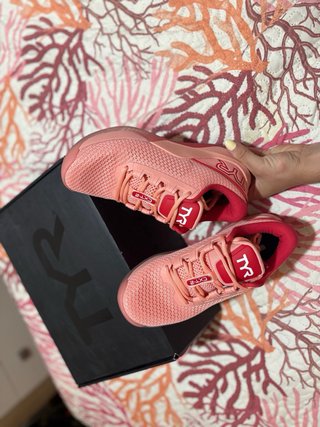 Zapatillas TYR rosas y rojas