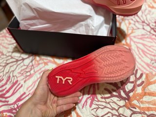Zapatillas TYR rosas y rojas