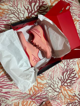 Zapatillas TYR rosas y rojas