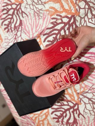 Zapatillas TYR rosas y rojas