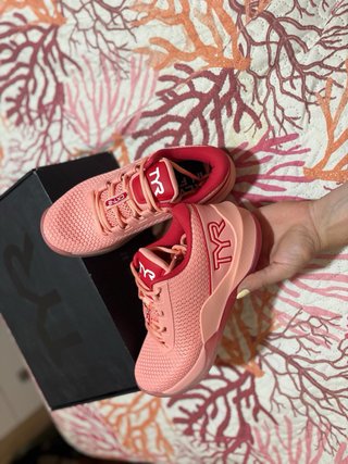 Zapatillas TYR rosas y rojas
