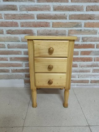 Mesita de noche de madera de pino con 3 cajones