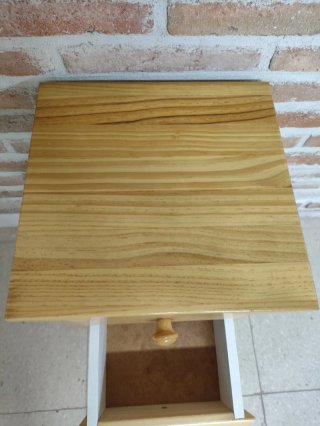Mesita de noche de madera de pino con 3 cajones