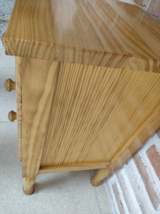 Mesita de noche de madera de pino con 3 cajones