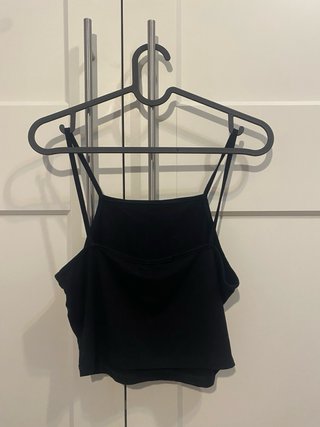 Crop top negro de tirantes